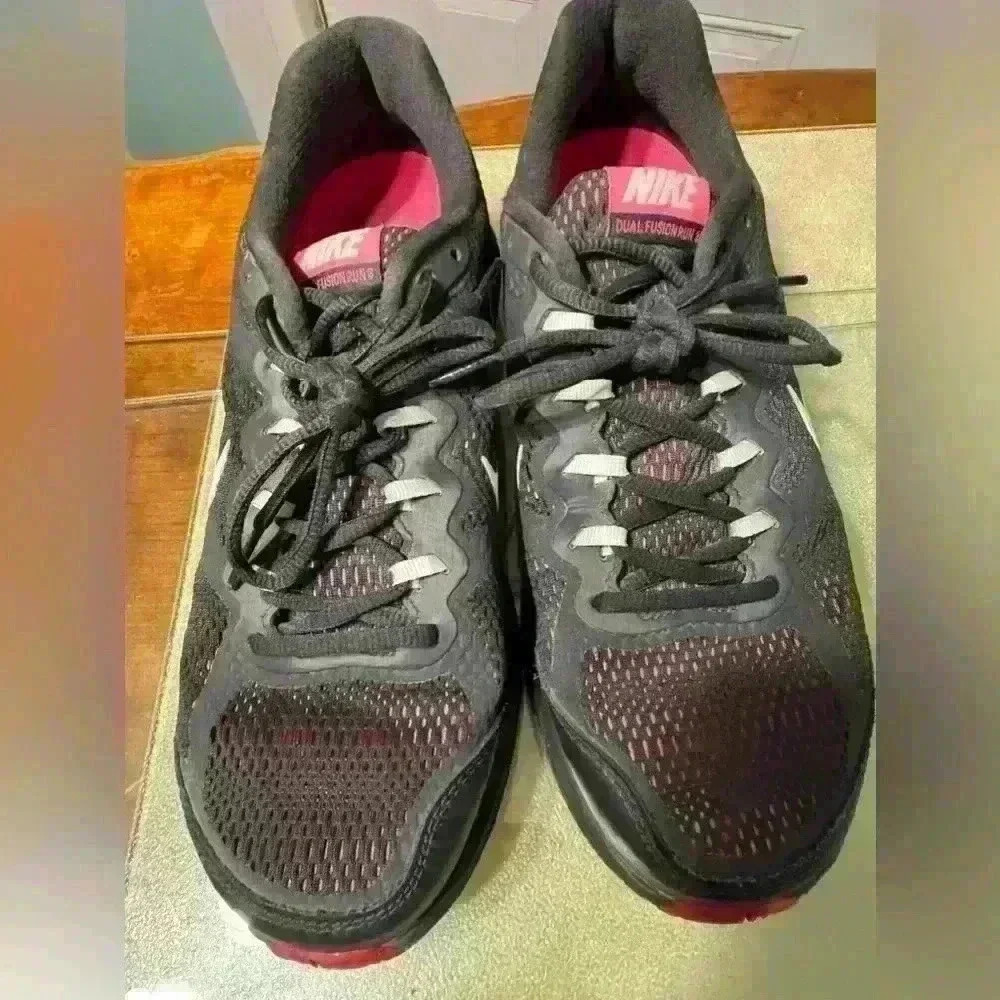 Used Women’s Nike Shoes Size 10